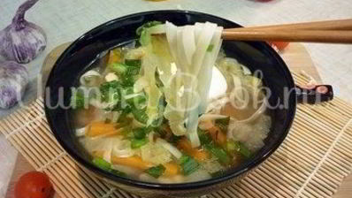 куриный суп с лапшой, имитирующий японскую кухню