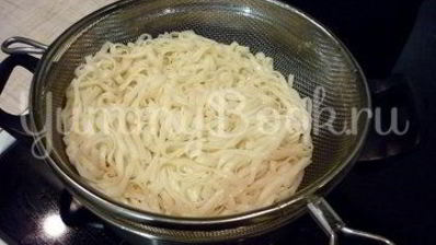 куриный суп с лапшой, имитирующий японскую кухню