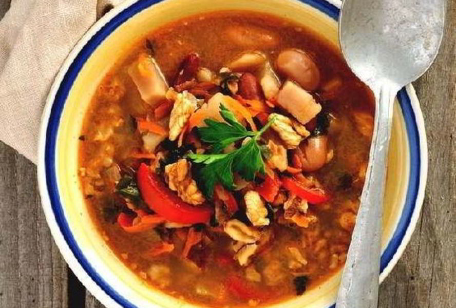 Куриный суп с перцем и грецким орехом