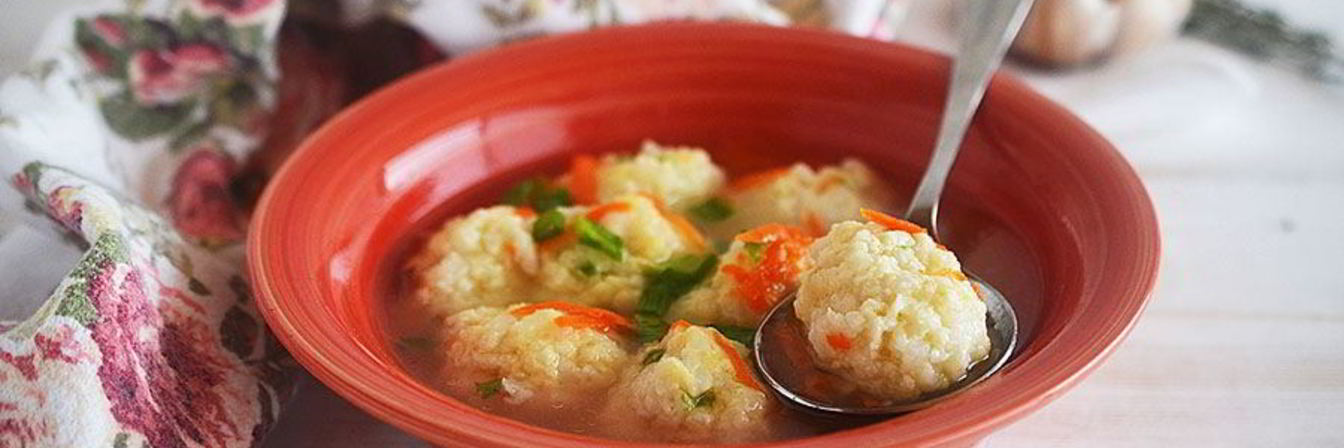 Куриный суп с рисово-сырными клецками