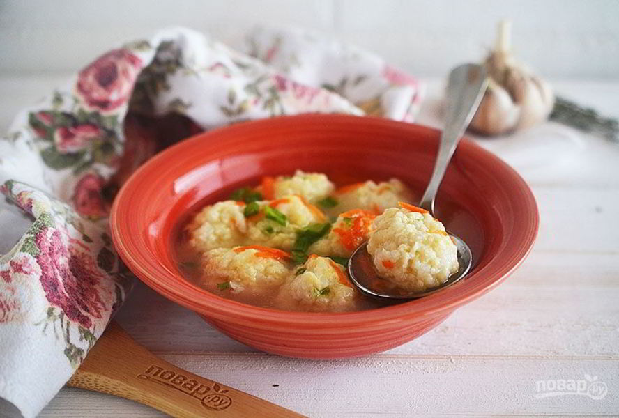 Куриный суп с рисово-сырными клецками