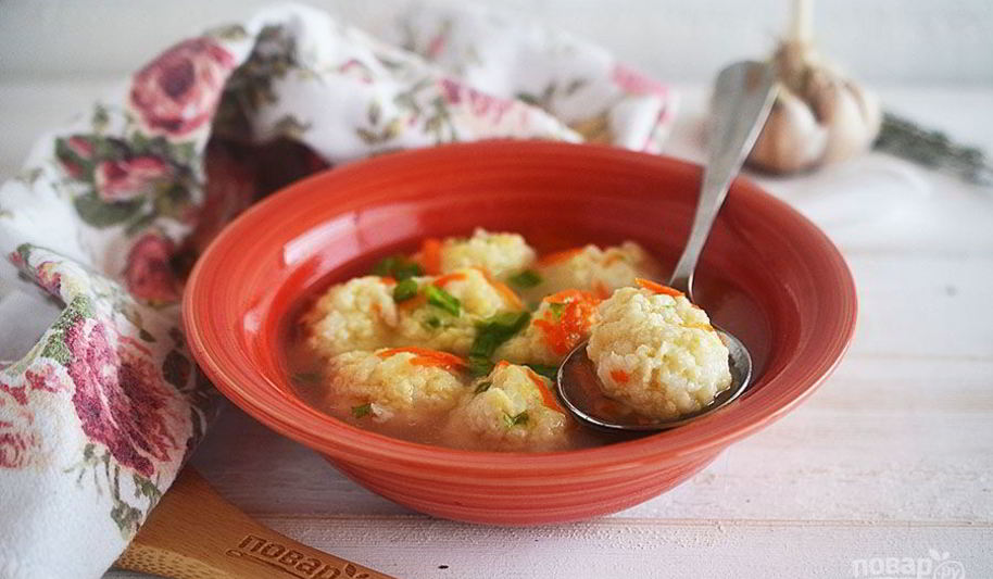 Рецепт куриного супа с рисово-сырными клецками