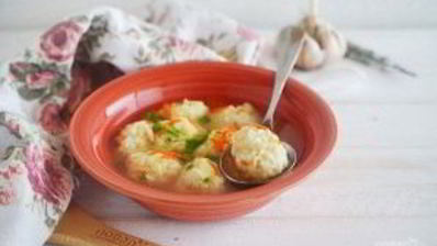 куриный суп с рисово-сырными клецками