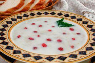 Молочный суп с земляникой