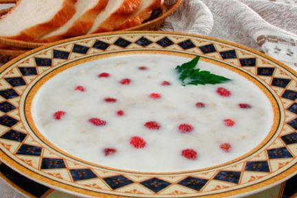 Молочный суп с земляникой