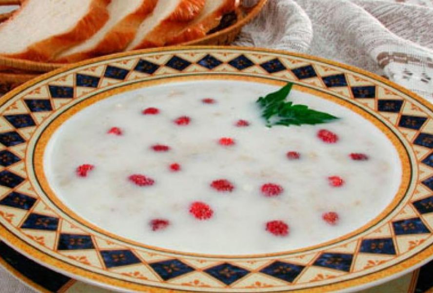 Молочный суп с земляникой