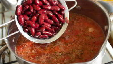 мясной суп с фасолью и томатами