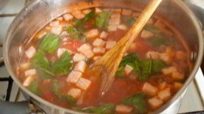 мясной суп с фасолью и томатами