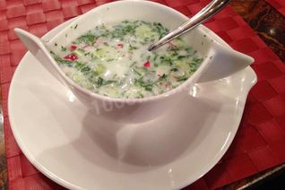 Легкий суп окрошка с черемшой на кефире