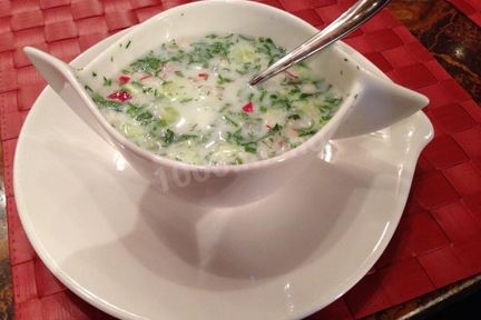 Легкий суп окрошка с черемшой на кефире