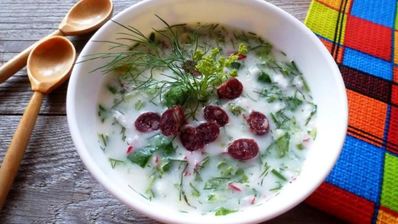 окрошка на айране с охотничьими колбасками