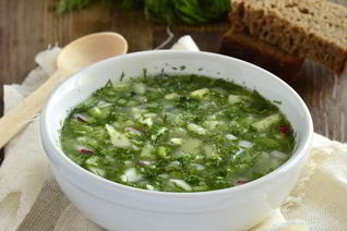 Окрошка на айране со шпинатом и сосисками