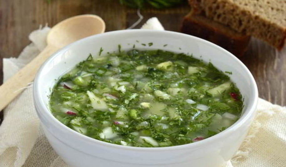 Рецепт окрошки на айране со шпинатом и сосисками