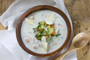 Окрошка на кефире с редисом и морковью