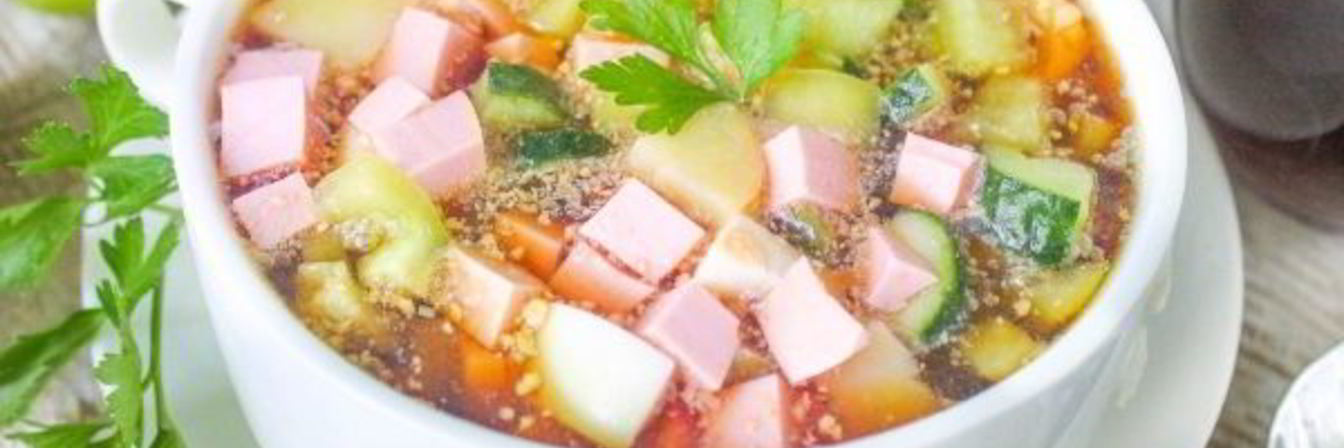 Окрошка на квасе с колбасой и болгарским перцем