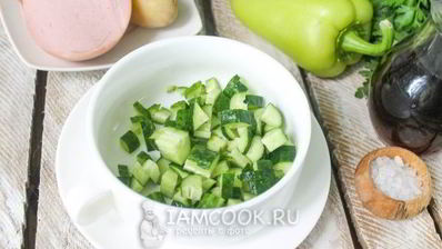 окрошка на квасе с колбасой и болгарским перцем