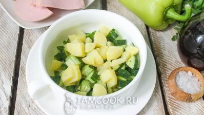 окрошка на квасе с колбасой и болгарским перцем