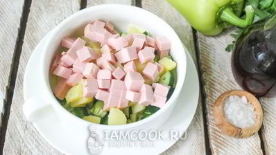 окрошка на квасе с колбасой и болгарским перцем