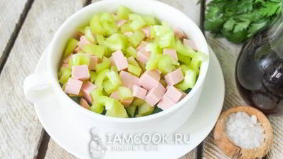 окрошка на квасе с колбасой и болгарским перцем