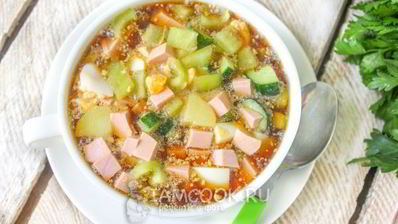 окрошка на квасе с колбасой и болгарским перцем