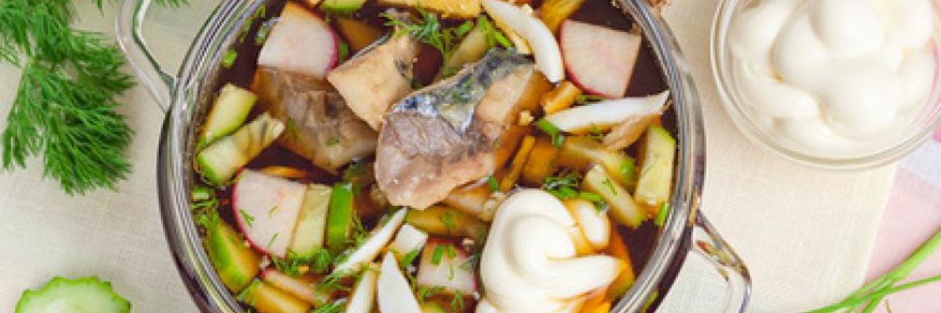 Окрошка на квасе с рыбой и огуречным рассолом