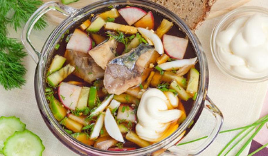 Рецепт окрошки на квасе с рыбой и огуречным рассолом