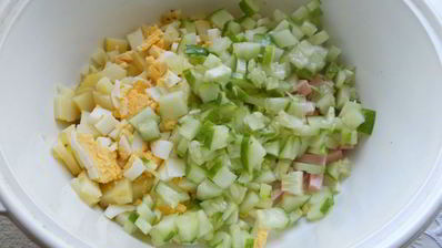 окрошка на сыворотке с помидорами и свежим горошком