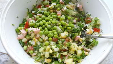 окрошка на сыворотке с помидорами и свежим горошком