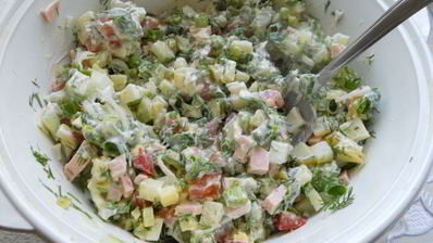 окрошка на сыворотке с помидорами и свежим горошком