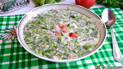 окрошка на сыворотке с помидорами и свежим горошком