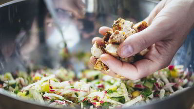 окрошка с куриной грудкой на кефире