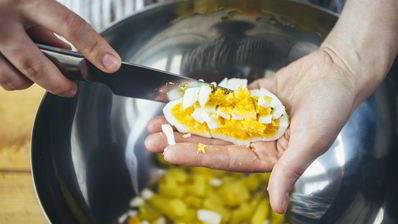 окрошка с куриной грудкой на кефире