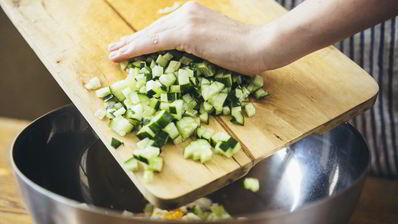 окрошка с куриной грудкой на кефире