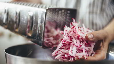 окрошка с куриной грудкой на кефире