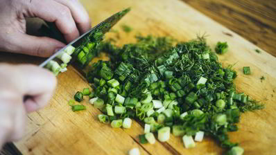 окрошка с куриной грудкой на кефире