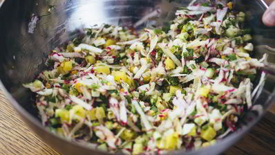 окрошка с куриной грудкой на кефире