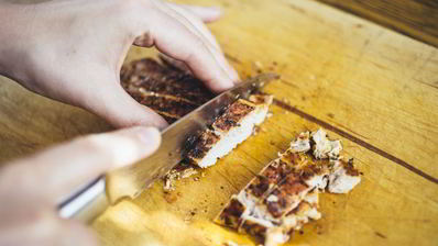 окрошка с куриной грудкой на кефире