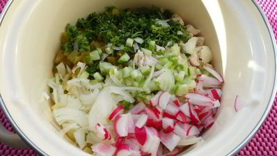 окрошка с курицей и маринованными огурцами