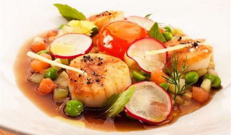 Рецепт окрошки с лососем и гребешками