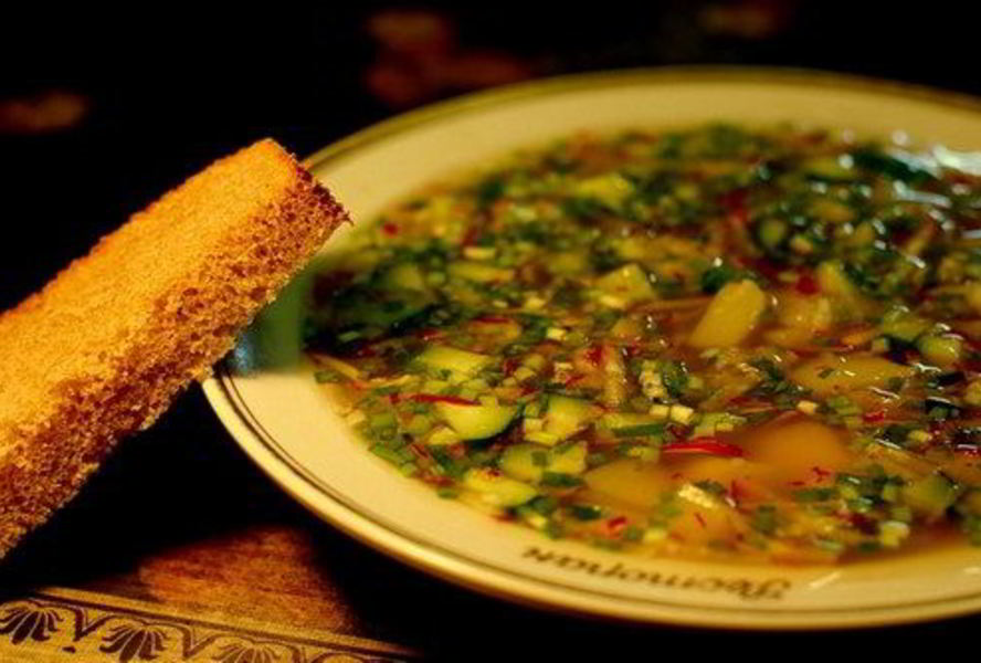 Окрошка с ревенем, морковью и редисом