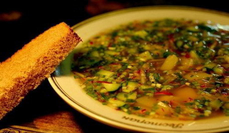 Рецепт окрошки с ревенем, морковью и редисом