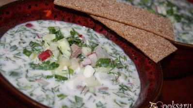 весенняя окрошка с отварной говядиной на кефире и минералке