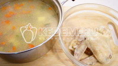 куриный суп с овощами и фасолью