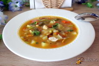 Куриный суп с овощами и мелкой пастой