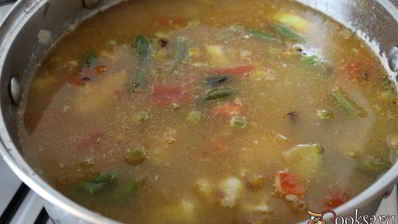 куриный суп с овощами и мелкой пастой