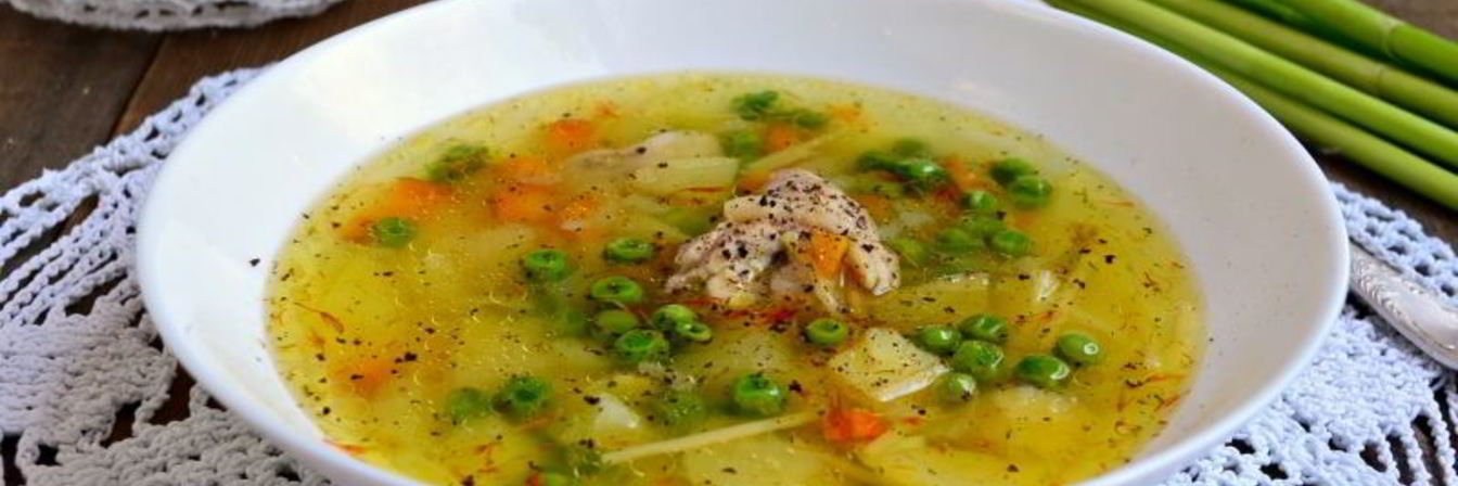 Куриный суп со свежими овощами, вермишелью и зеленым горошком