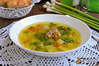 Куриный суп со свежими овощами, вермишелью и зеленым горошком