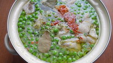 куриный суп со свежими овощами, вермишелью и зеленым горошком