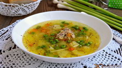 куриный суп со свежими овощами, вермишелью и зеленым горошком