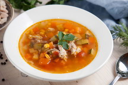 Легкий куриный суп с овощами